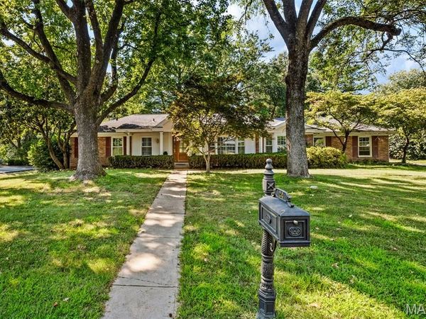 24 Nantucket Lane , Olivette, MO 63132