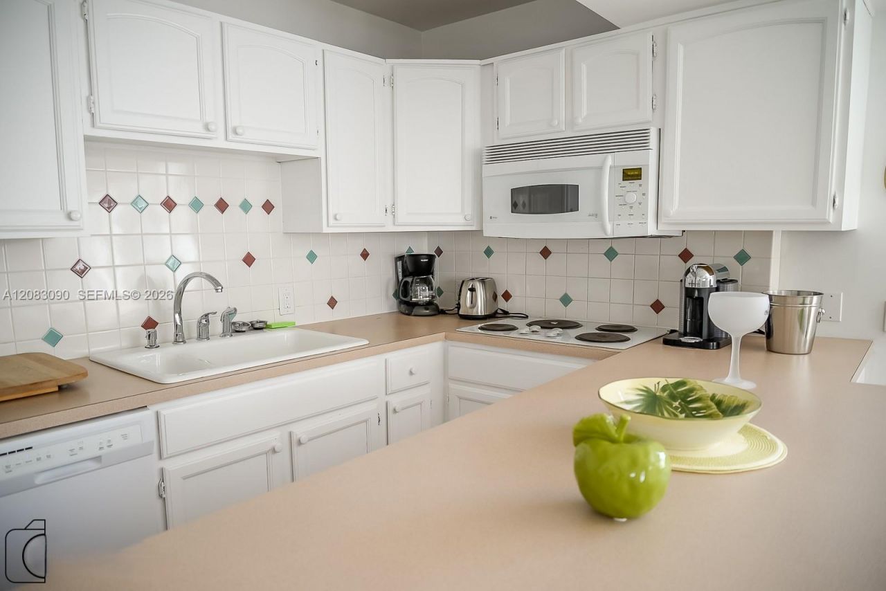 1390 Ocean Dr, Unit 201, Miami Beach, FL 33139 Photo
