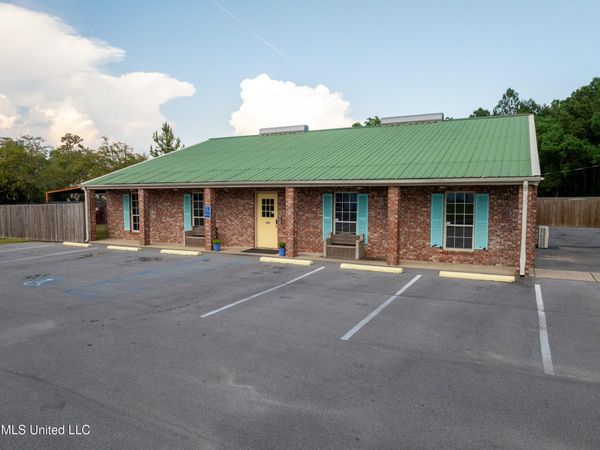 890 Vee Street, Biloxi, MS 39532