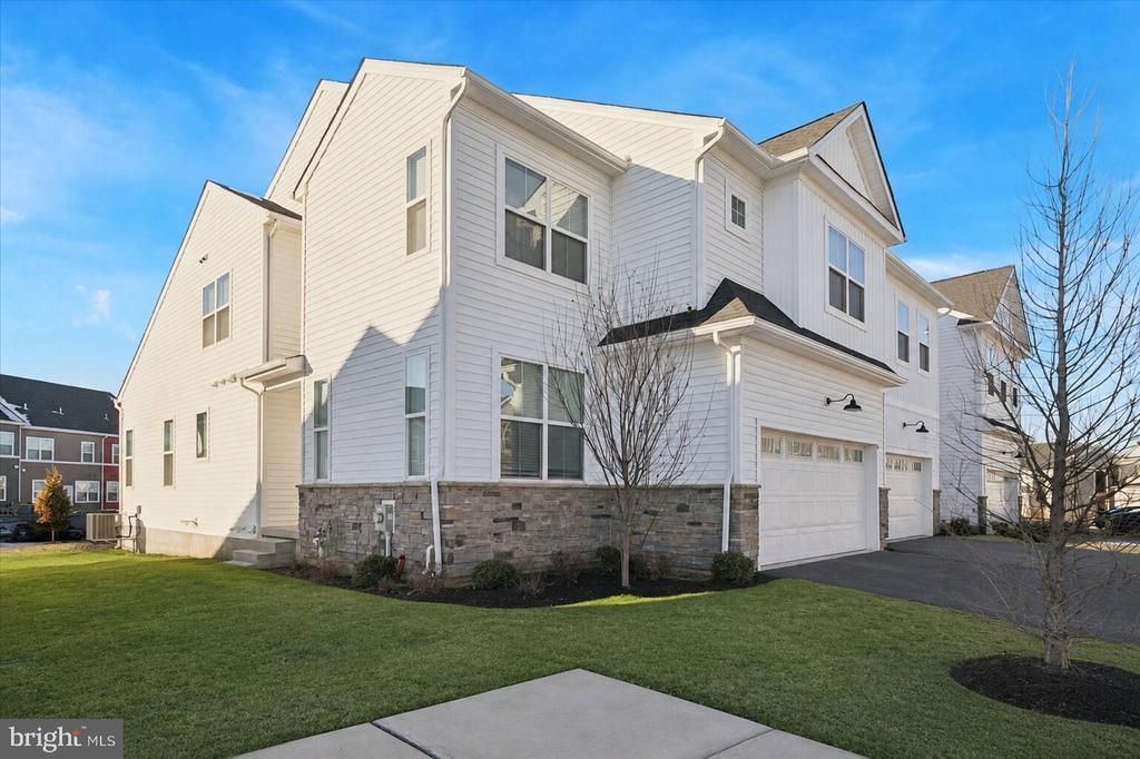 10 LADBROKE DRIVE , EXTON, PA 19341
