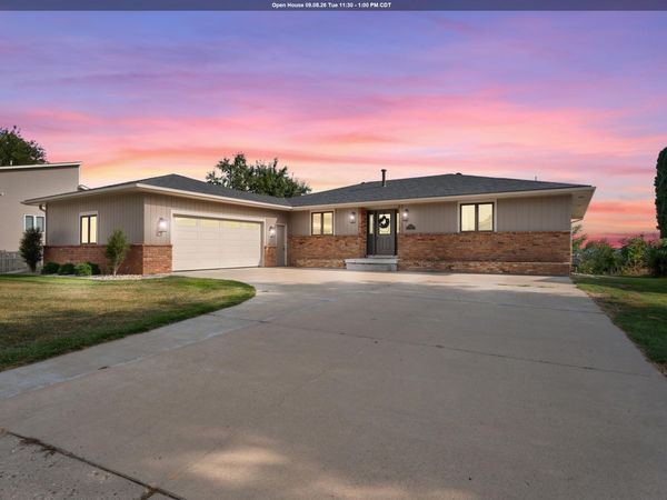 1556 Crestview Dr, Vermillion, SD 57069