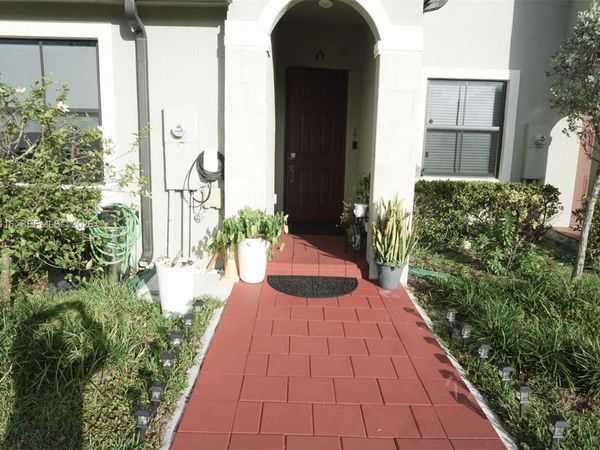 10589 W 32nd Ln, Hialeah Gardens, FL 33018