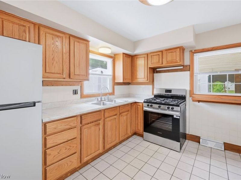 682 Burdie Drive, Hubbard, OH 44425 Photo 8