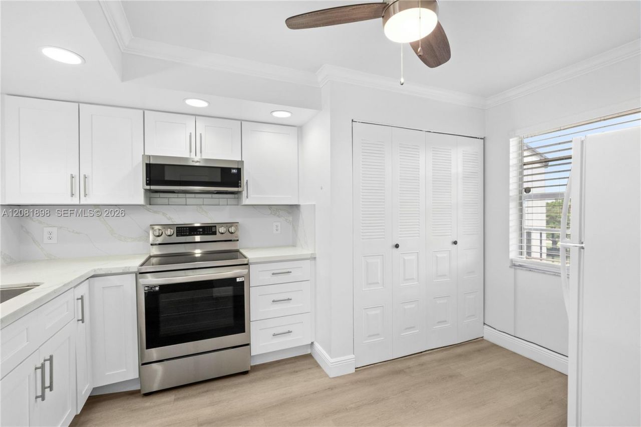 27 Abbey Ln, Unit 403, Delray Beach, FL 33446 Photo