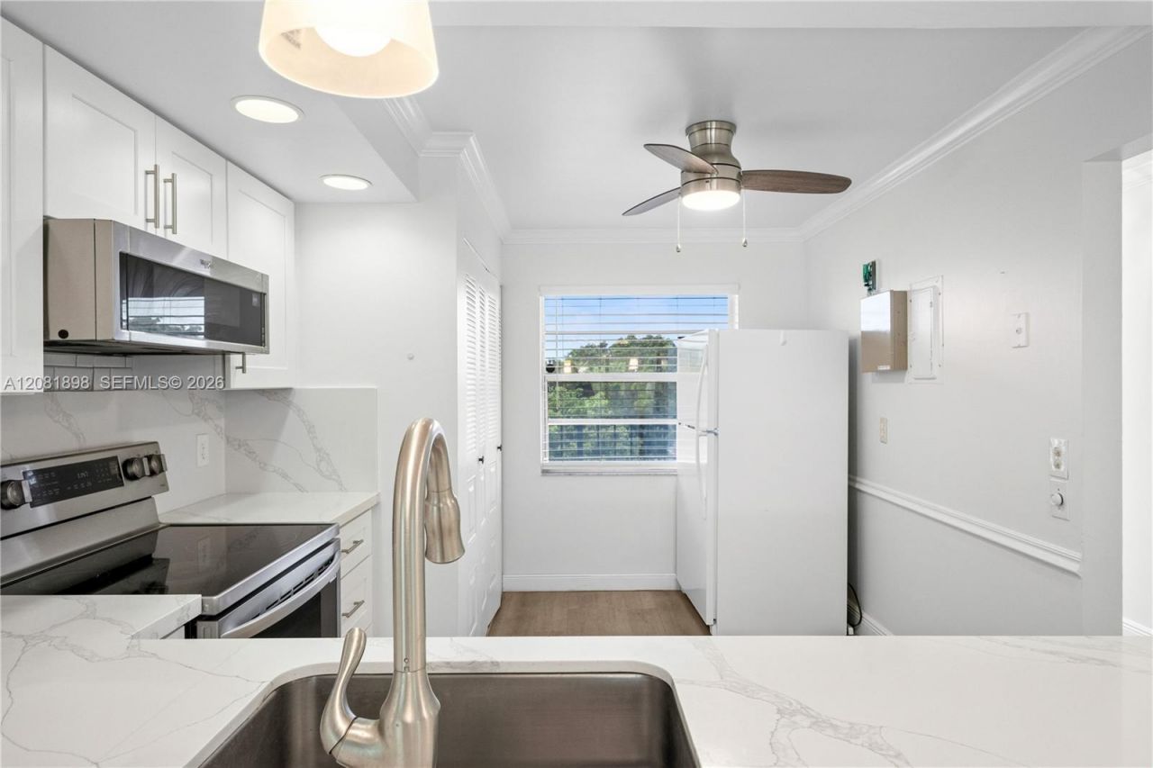 27 Abbey Ln, Unit 403, Delray Beach, FL 33446 Photo