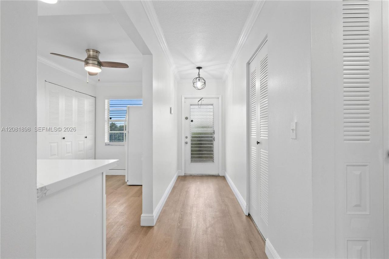 27 Abbey Ln, Unit 403, Delray Beach, FL 33446 Photo