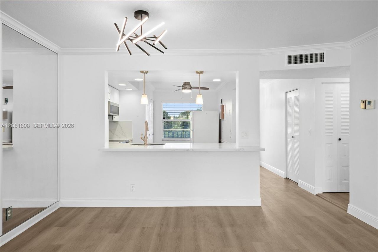 27 Abbey Ln, Unit 403, Delray Beach, FL 33446 Photo