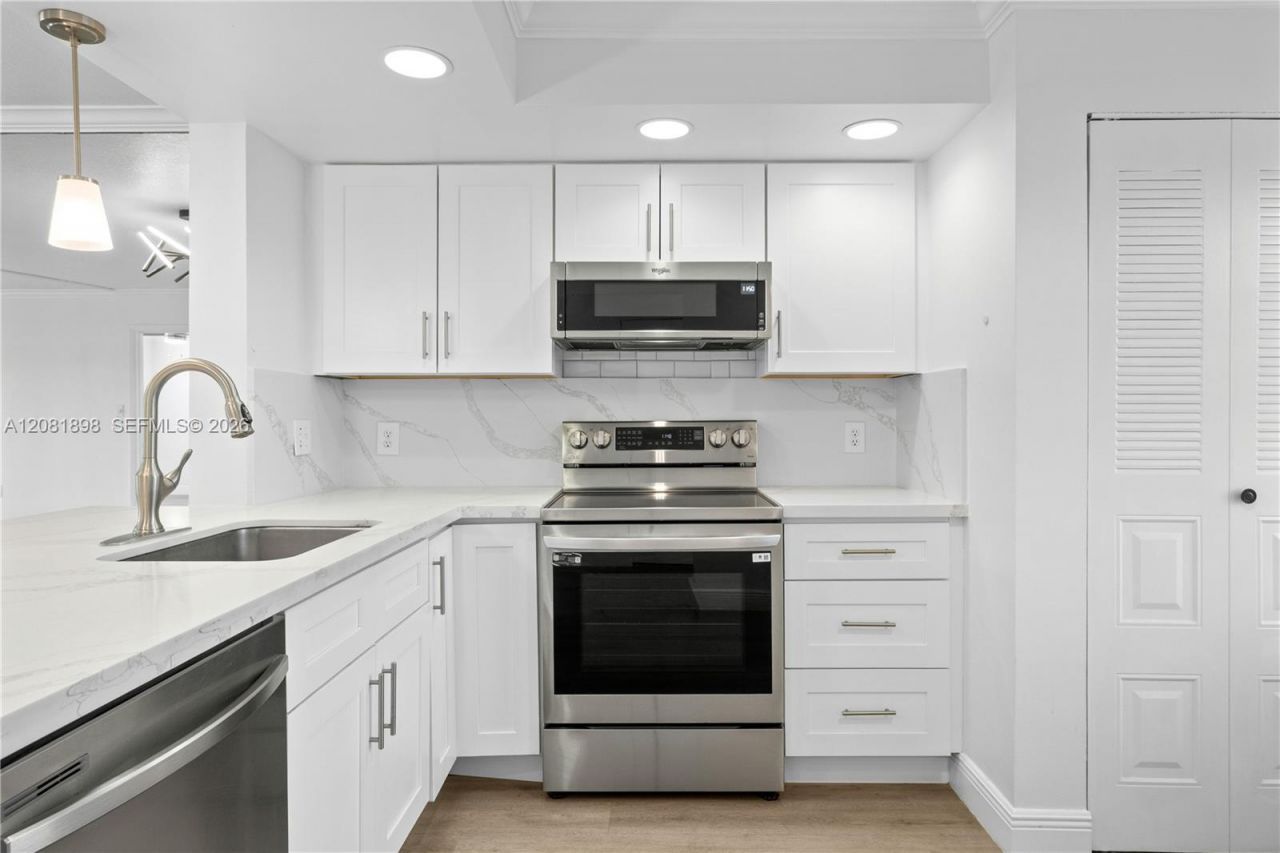 27 Abbey Ln, Unit 403, Delray Beach, FL 33446 Photo
