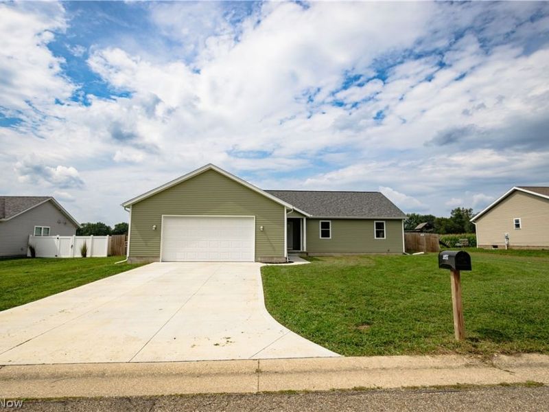 10916 Madlyn Street NE, Bolivar, OH 44612 Photo 2