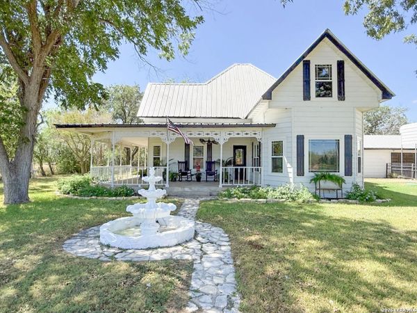 901 ZIG ZAG AVE, Devine, TX 78016