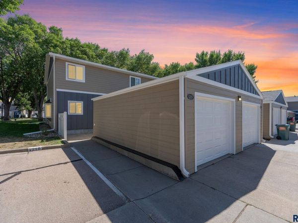1210 S Bridgeport Pl, Sioux Falls, SD 57106