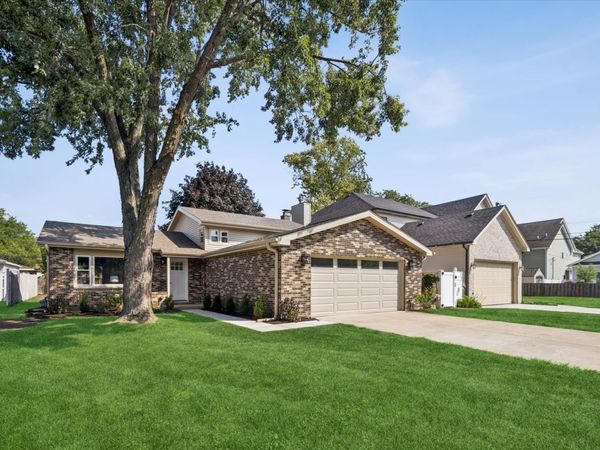 525 N Clarendon Avenue , Lombard, IL 60148