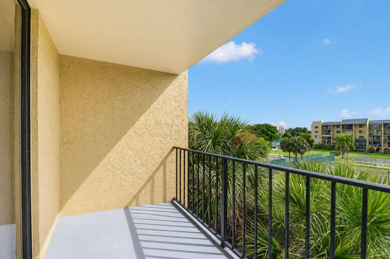 2786 Tennis Club Drive, Unit 407, West Palm Beach, FL 33417 Photo