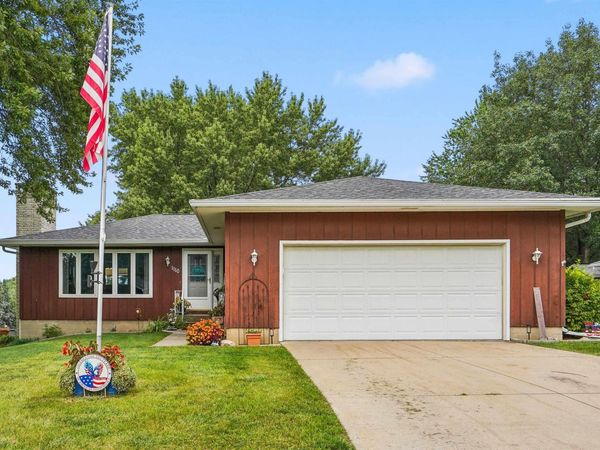 1110 NW Ridgewood Boulevard, Waverly, IA 50677