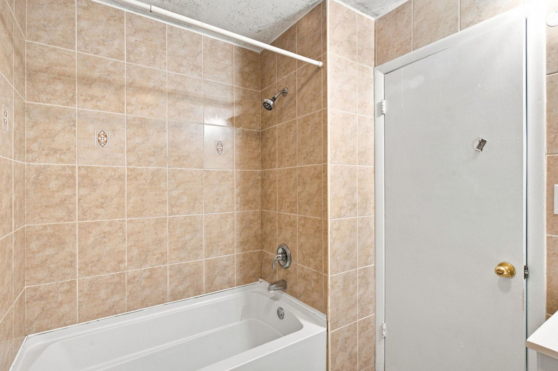 1204 Pinegrove Dr. Photo 10