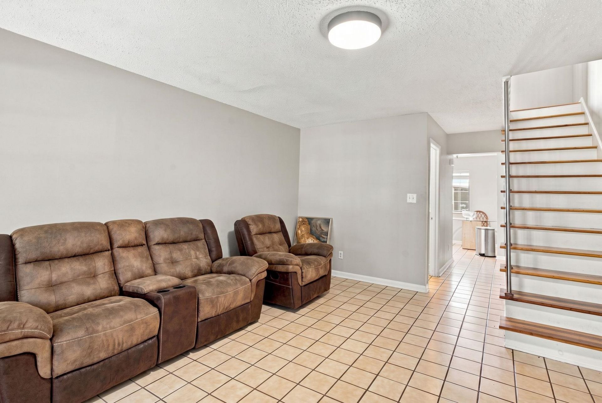 1204 Pinegrove Dr. Photo 4