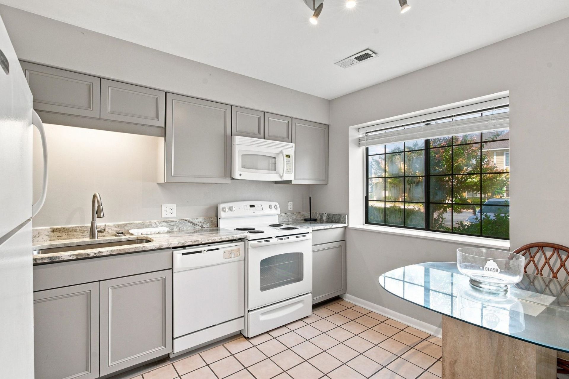 1204 Pinegrove Dr. Photo 5