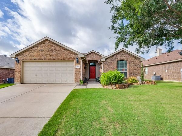 905 Meadowedge Lane , Denton, TX 76207