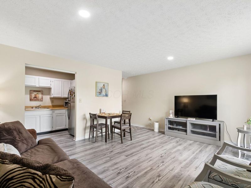 5885 Beechcroft Road, Unit 302, Columbus, OH 43229 Photo 6