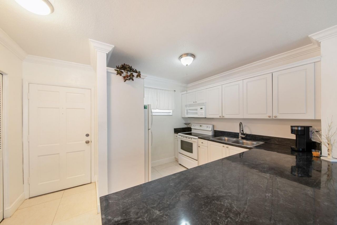 2581 Garden Drive N, Unit 206, Lake Worth, FL 33461 Photo