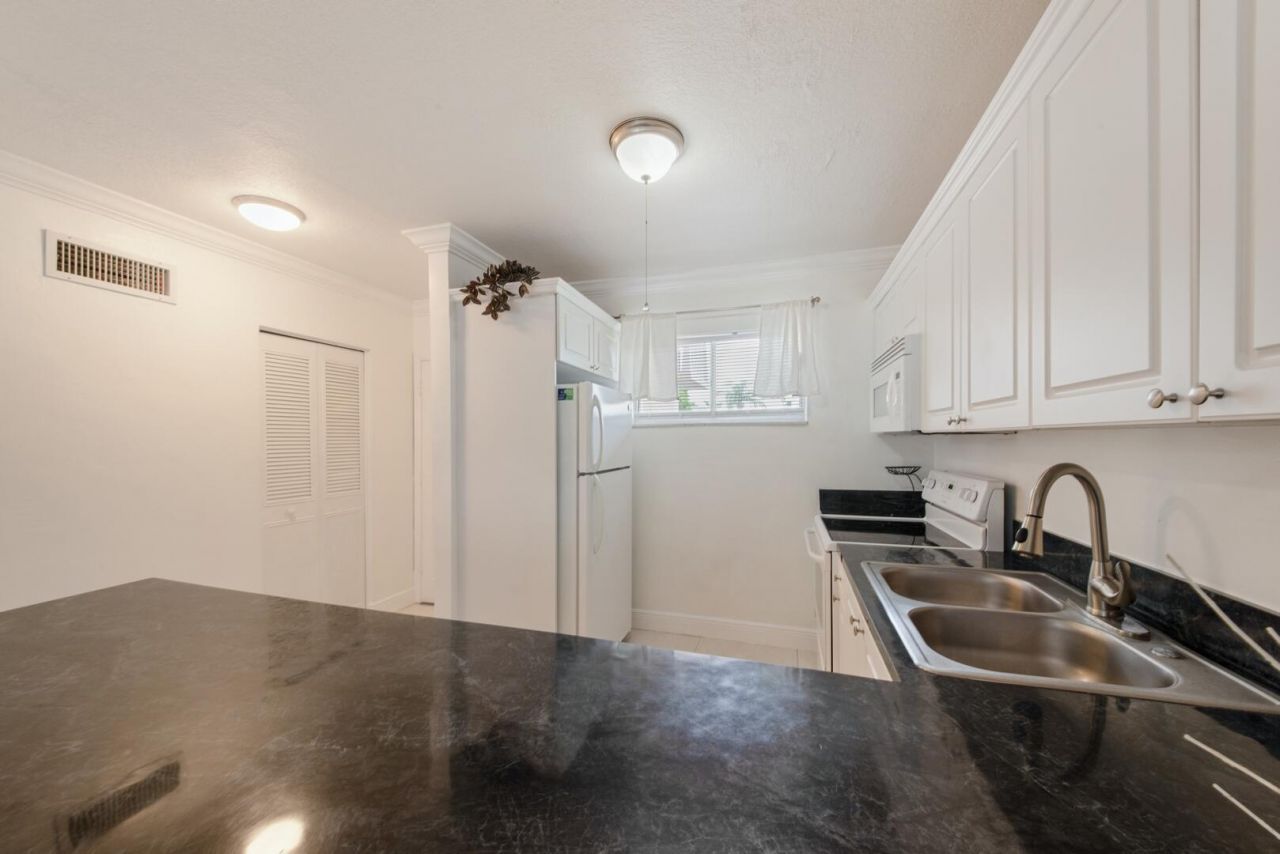 2581 Garden Drive N, Unit 206, Lake Worth, FL 33461 Photo
