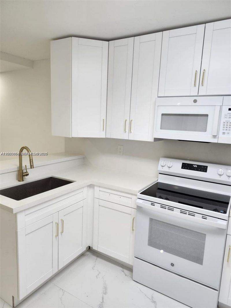 1780 NE 191st St, Unit 204-2, Miami, FL 33179 Photo