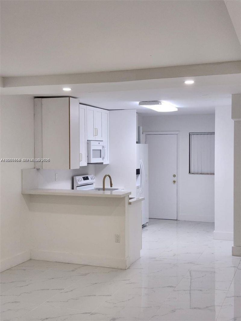 1780 NE 191st St, Unit 204-2, Miami, FL 33179 Photo