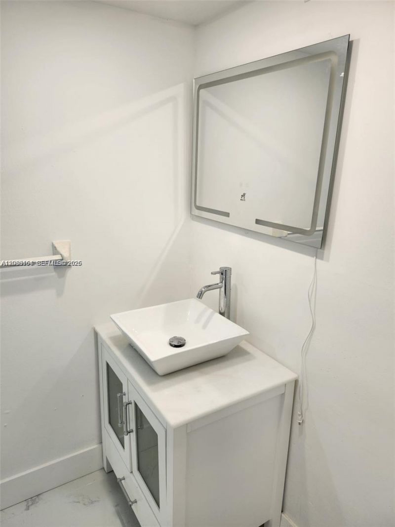 1780 NE 191st St, Unit 204-2, Miami, FL 33179 Photo