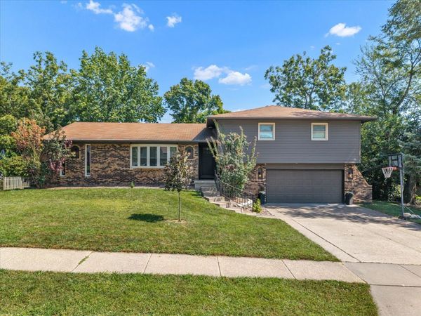 4105 ROLLING HILLS Drive , Bettendorf, IA 52722
