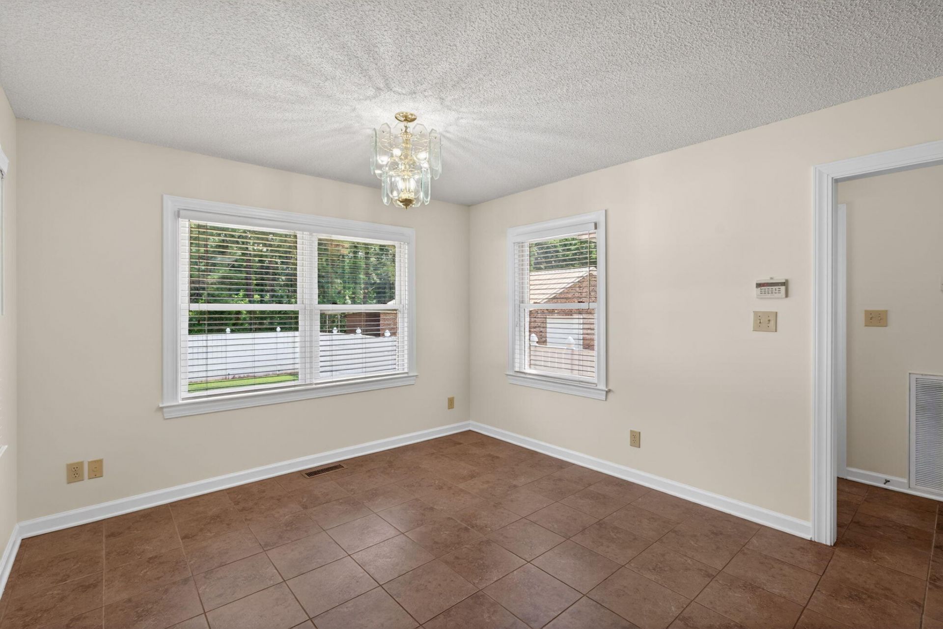451 Kelton Road Photo 24