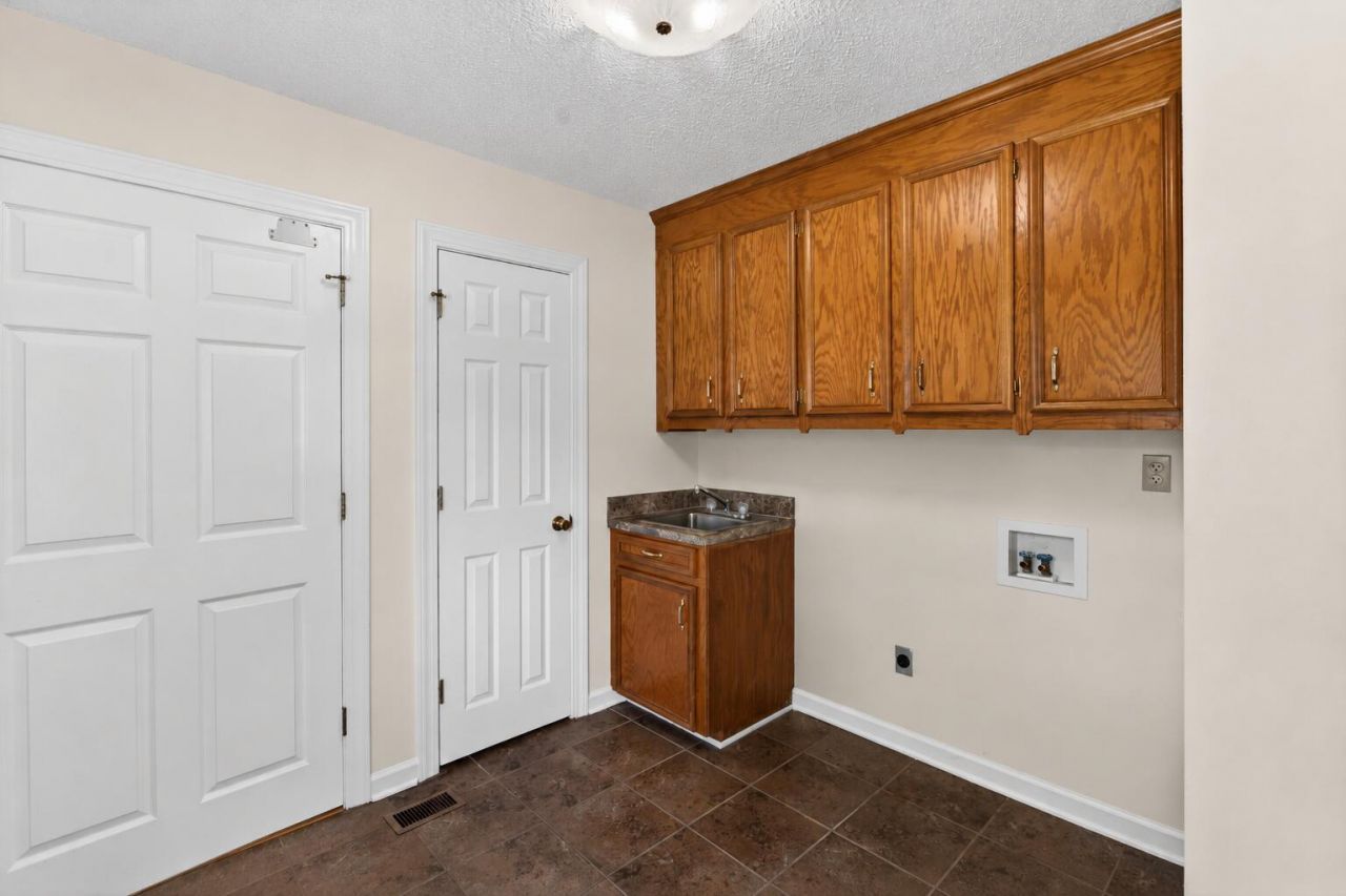 451 Kelton Road Photo 32