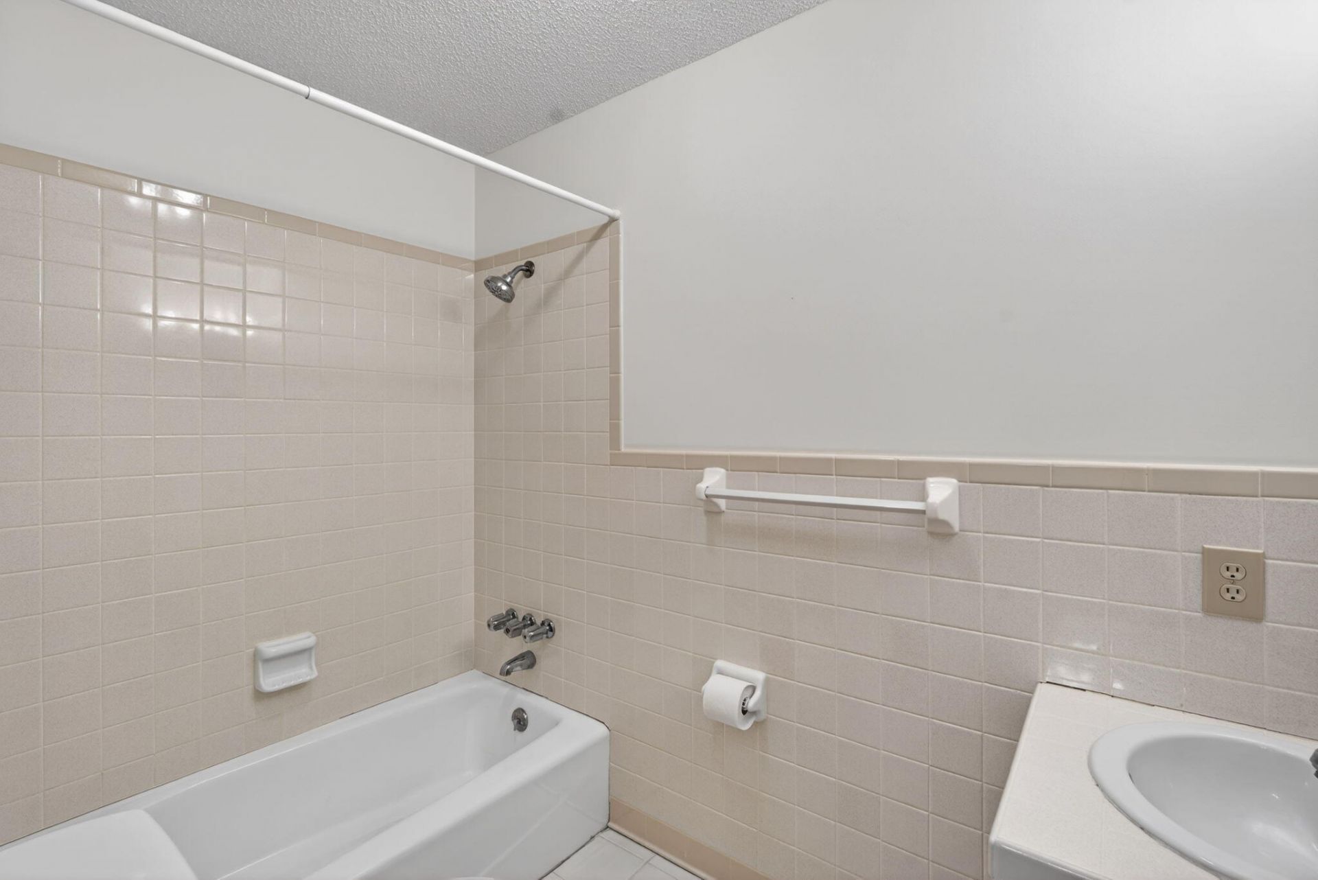 451 Kelton Road Photo 39