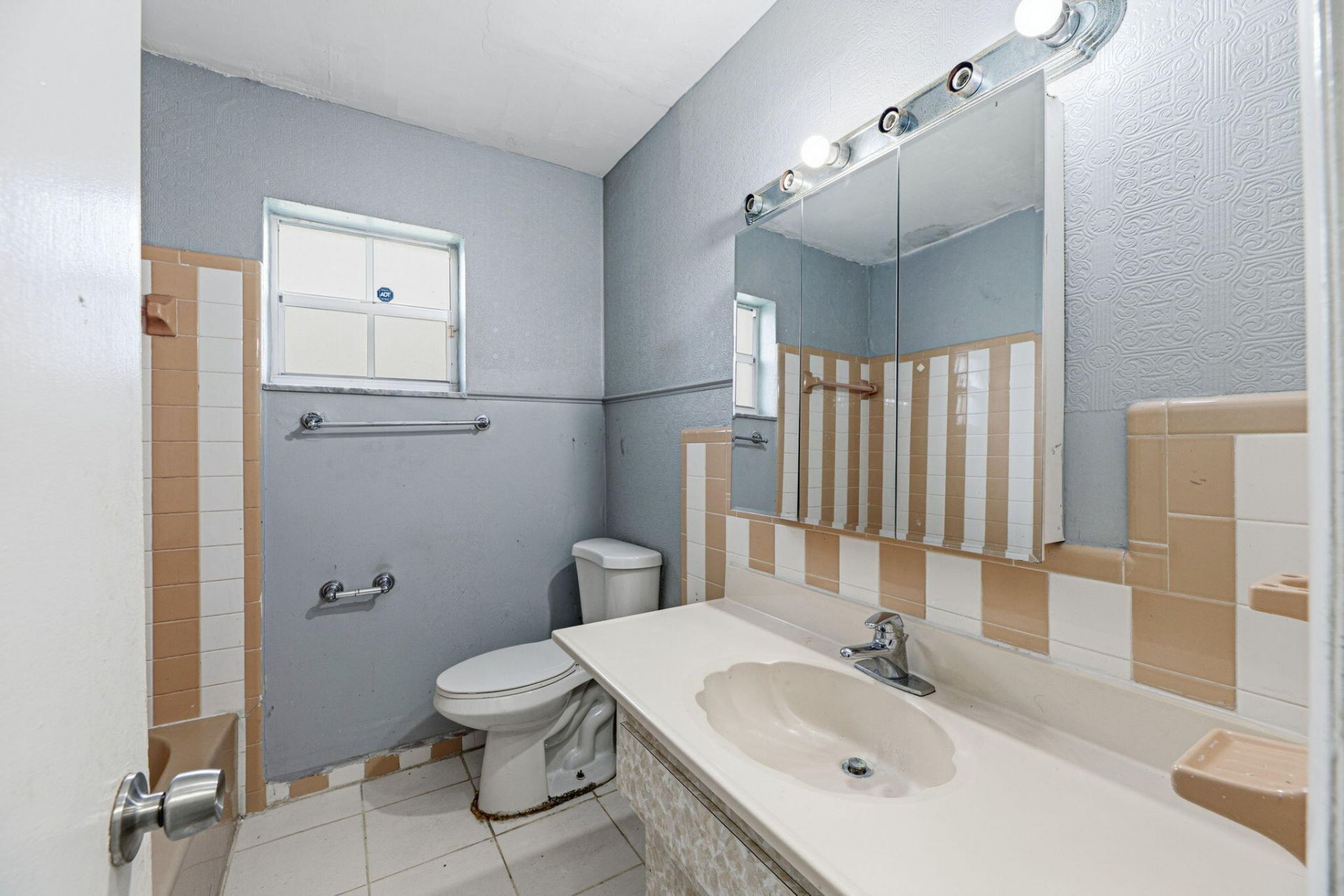2700 NW 36th Avenue, Lauderdale Lakes, FL 33311 Photo