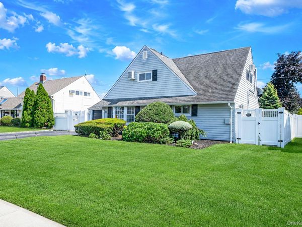 90 TWIN Lane N, Wantagh, NY 11793