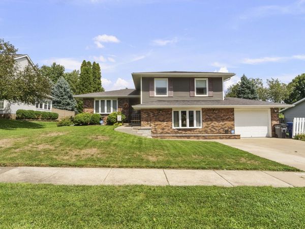 4725 Davis Street , Bettendorf, IA 52722