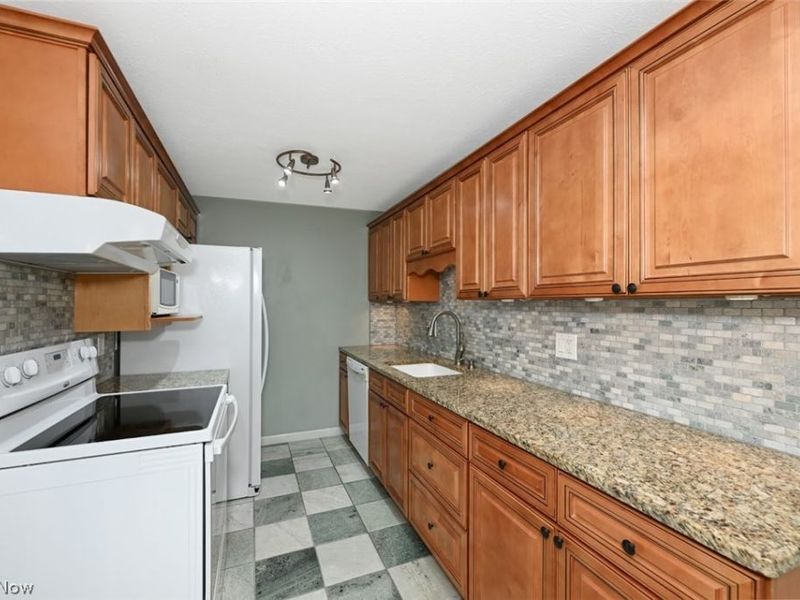 9611 Sunrise Boulevard, Unit K9, North Royalton, OH 44133 Photo 8