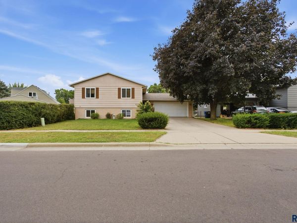 5505 W Abbey Ln, Sioux Falls, SD 57106