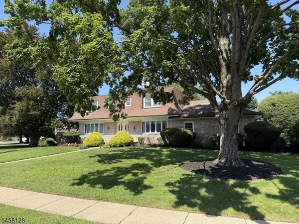 7 Glendale Ln, Fairfield, NJ 07004