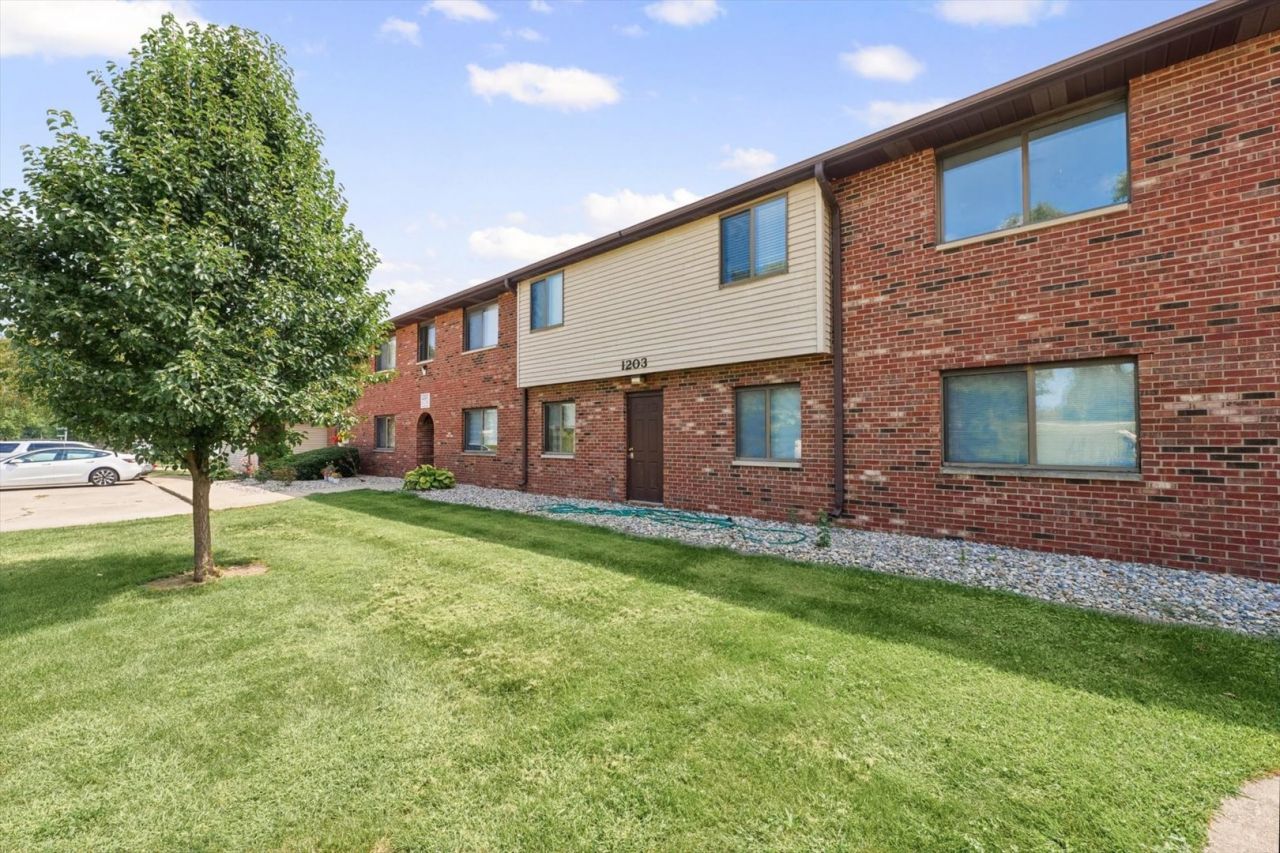 1203 Clifford Drive, Unit 7, Urbana, IL 61802 Main Photo