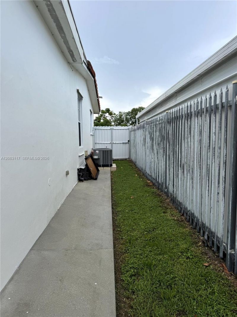 1160 W 33rd Pl , Hialeah, FL 33012 Photo