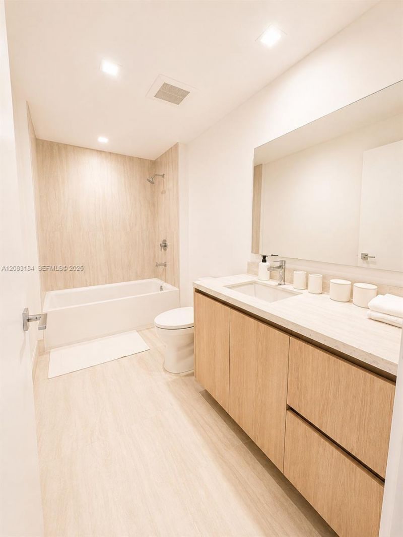 2411 Laguna Cir, Unit 709, Miami, FL 33181 Photo