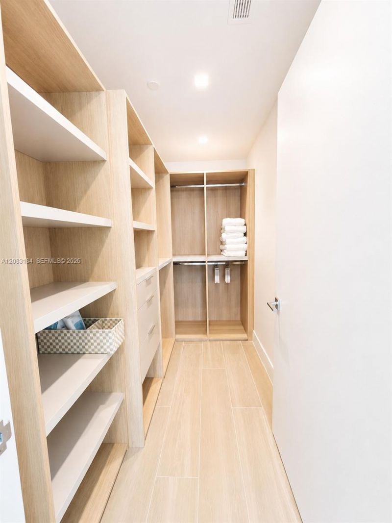 2411 Laguna Cir, Unit 709, Miami, FL 33181 Photo