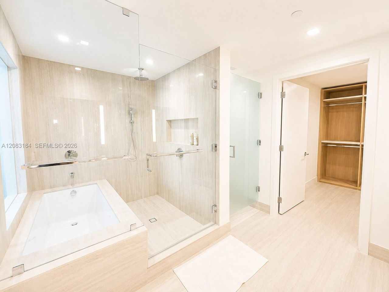 2411 Laguna Cir, Unit 709, Miami, FL 33181 Photo