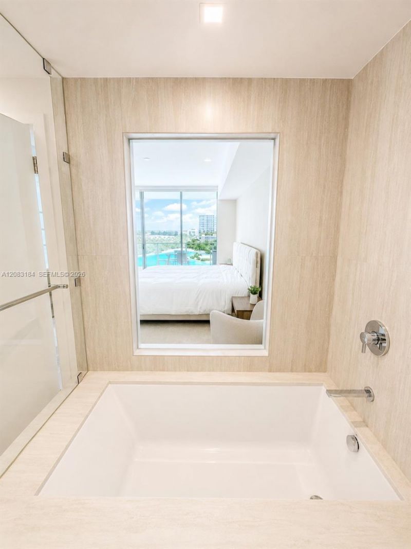 2411 Laguna Cir, Unit 709, Miami, FL 33181 Photo