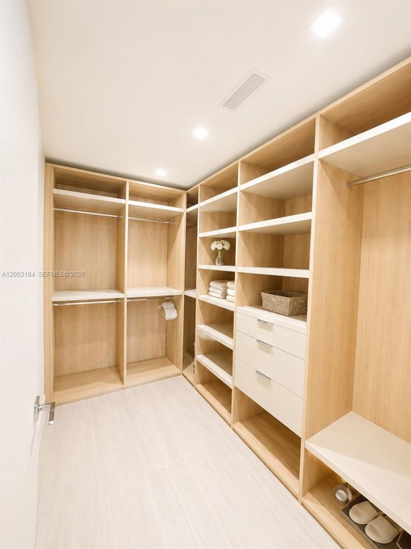 2411 Laguna Cir, Unit 709, Miami, FL 33181 Photo