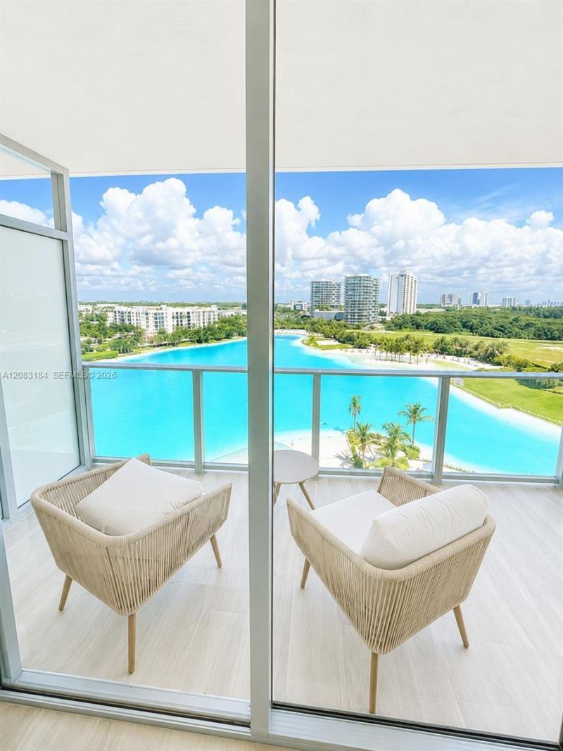 2411 Laguna Cir, Unit 709, Miami, FL 33181 Photo