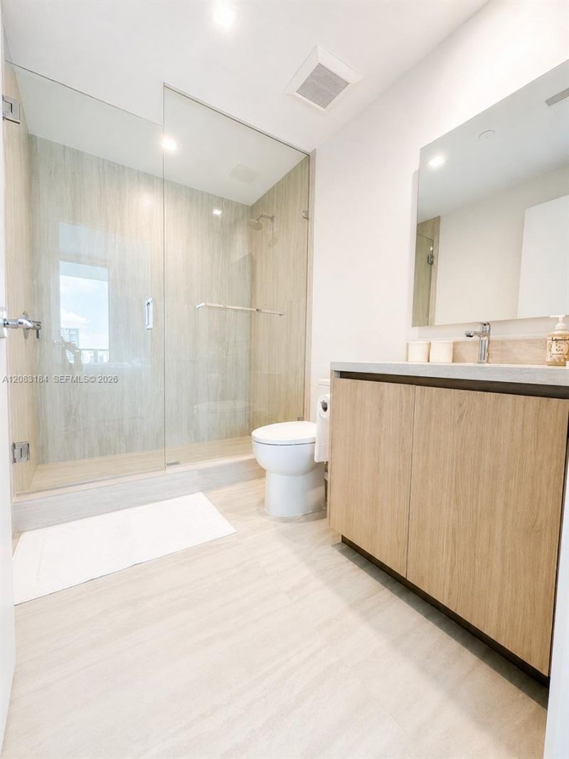 2411 Laguna Cir, Unit 709, Miami, FL 33181 Photo