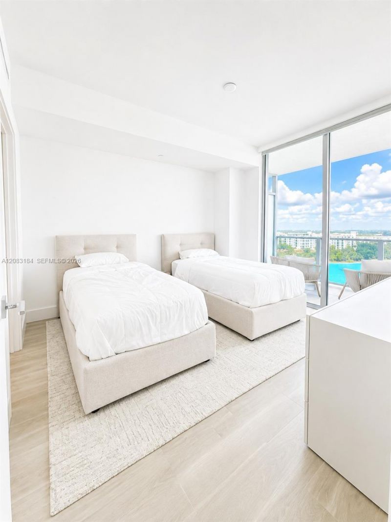 2411 Laguna Cir, Unit 709, Miami, FL 33181 Photo