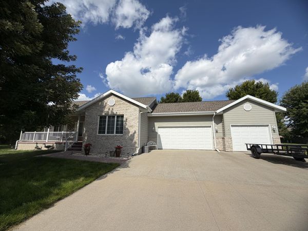  1100 Sunnyside Ct, Mitchell, SD 57301