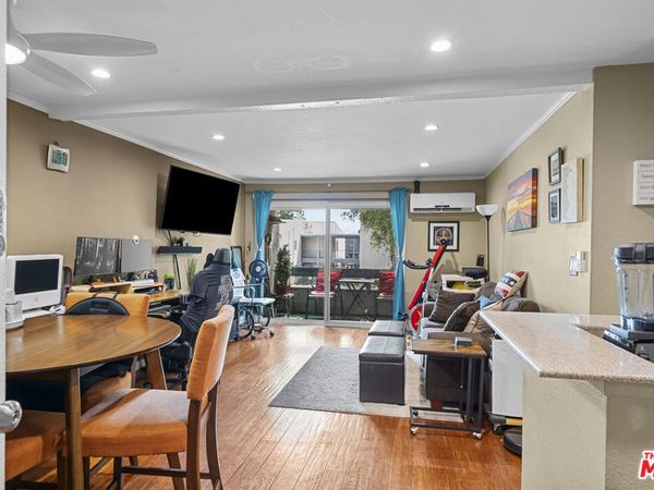 21800 Schoenborn, Unit 225, Canoga Park, CA 91304